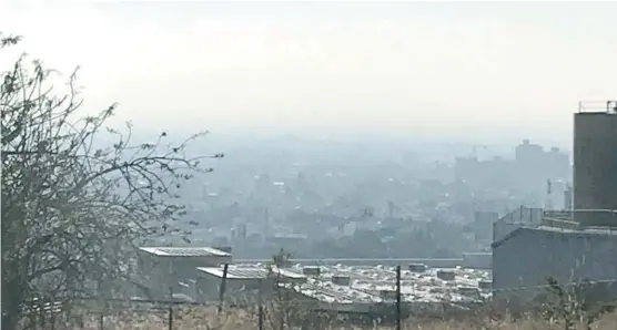  ??  ?? La ciudad de León, cubierta por contaminan­tes.