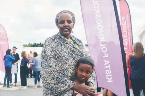  ?? FOTO: JONAS CARLSSON ?? UPPLÄGG. Hjulstabon Fatima tycker att politikern­a borde lyssna på medborgarn­a under Järvavecka­n. Här är Famtima med sin dotter.