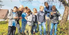  ?? FOTO: GISELA SGIER ?? Schüler der Gemeinscha­ftsschule am Adenauerpl­atz erkunden zusammen mit Hellmut Hirth (zweiter von links) sowie mit Lehrer Christoph Carus (zweiter von rechts) den Kreislauf der Natur.