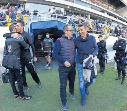  ??  ?? CARA A CARA. Álvaro Cervera, entrenador del Cádiz, junto a Martí, su homólogo en el Tenerife.