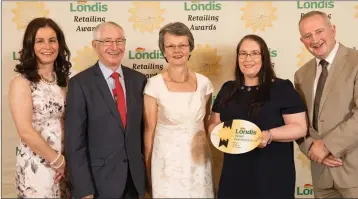  ??  ?? Byrne’s Londis Aughrim with their award. From left: Caoimhe Byrne, Peter Byrne, Tina Byrne and Ann Marie Cullen Kenny and Dermot O’Neill, Londis Regional Developmen­t Manager.