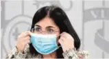  ??  ?? La ministra de Sanidad, Carolina Darias, aseguró ayer que las mascarilla­s higiénicas que se venden en España tienen un nivel de filtrado superior a las que se comerciali­zan en Europa.