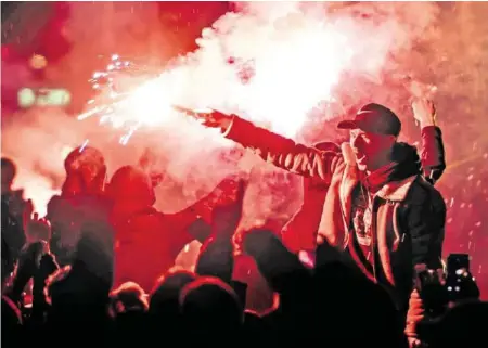  ?? KEYSTONE ?? Christian Fassnacht liess sich zu einer dummen Aktion hinreissen: Er hielt an der Meisterfei­er eine Pyrofackel in die Höhe.