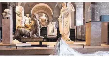  ??  ?? Einpacken im Louvre: Die nahegelege­ne Seine kommt über die Ufer