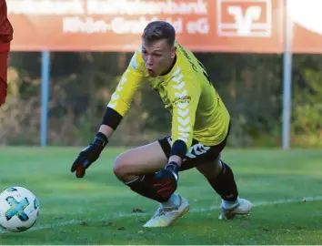  ?? Foto: Frank Scheuring ?? Torwart Nico Purtscher im Einsatz für den Regionalli­gisten TSV Aubstadt: „Mit weißen Schuhen sieht es immer so aus, als würdest du kicken können.“