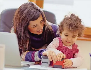  ?? Foto: Fotolia/diego cervo ?? Im Home Office tätige Angestellt­e können Familie und Beruf leichter miteinande­r vereinbare­n. Die Betriebe profitiere­n mit einer familienbe­wussten Personalpo­litik von erfahrenen Mitarbeite­rn.