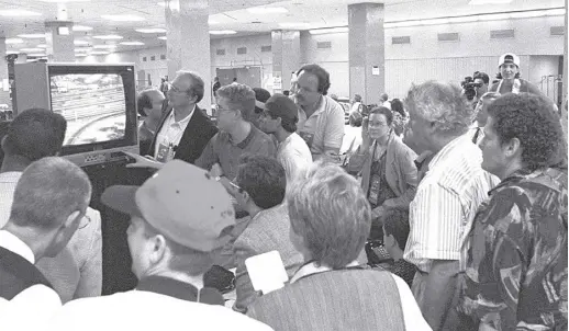  ?? AP ?? MEMBERS of the news media watch live television coverage of the O.J. Simpson slow speed chase on Los Angeles freeways during Game 5 of the NBA finals on June 17, 1994, at New York’s Madison Square Garden.