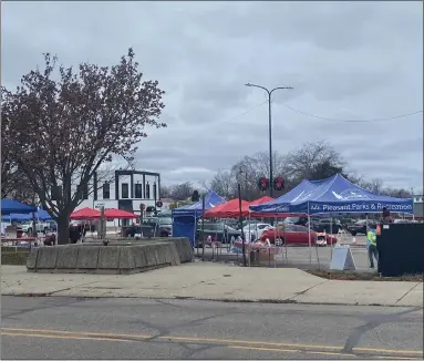  ?? SARAH WRIGHT — THE MORNING SUN ?? Community members and organizati­ons set up on Friday for the Mt. Pleasant Christmas Celebratio­n.