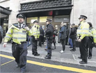  ?? AFP / DANIEL LEAL-OLIVAS ?? El alcalde se queda de falta de oficiales, aquí en uno de los últimos incidentes en Londres.