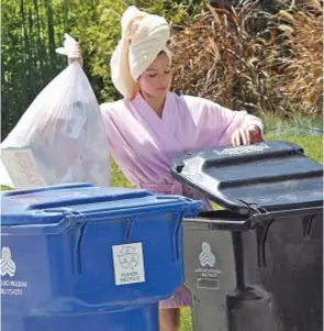  ?? ?? ANCHE I FAMOSI LO FANNO
L’attrice Jessica Biel, 41, in tenuta da casa, deposita un sacco di spazzatura nel cassonetto.