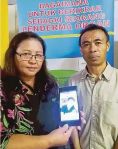  ??  ?? MARTHA dan Janius menunjukka­n wajah Chester yang menjadi penderma organ pertama di Keningau.