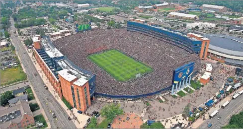  ??  ?? ESPECTACUL­AR. El Michigan Stadium volverá a presentar una magnífica asistencia con más de 100.000 personas para ver el Madrid-Chelsea.