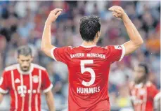  ?? FOTO: DPA ?? Einigermaß­en hilflos: Der FC Bayern um Verteidige­r Mats Hummels versteht derzeit die Welt nicht mehr.