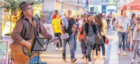  ?? FOTOS: THOMAS SIEDLER ?? Überall in der Innenstadt wurde Live-Musik gespielt – zum ersten Mal bei der Einkaufsna­cht.