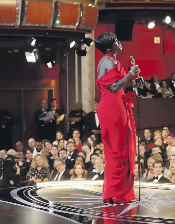  ??  ?? VIOLA DAVIS gave an impassione­d acceptance speech after being awarded the supporting actress Oscar for her role as a long-suffering wife in the drama “Fences.”