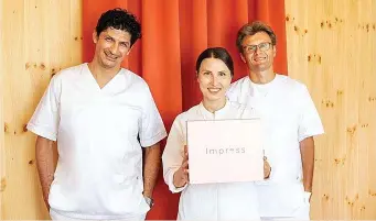  ?? ?? El ortodoncis­ta Khaled Kasem junto con Diliara y Vladimir Lupenko, fundadores de la ‘start up’.