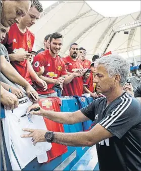  ?? FOTO: AP ?? Mourinho, firmando camisetas del United durante la pretempora­da en Estados Unidos
