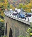  ?? ARCHIVFOTO: ROLAND RASEMANN ?? Der Albaufstie­g ist ein Nadelöhr auf der A 8.