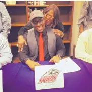  ?? COURTESY OF AARON JENKINS ?? Aaron Jenkins poses with his mother, Lisa, when he signed his letter of intent to play for the University of New Mexico.