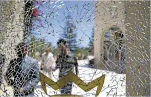  ?? – AFP ?? SCENE OF GUN ATTACK: A bullet hole in a window glass of the Riu Imperial Marhaba Hotel in Port el Kantaoui, on the outskirts of Sousse south of Tunisia’s capital Tunis, on Monday.