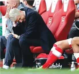  ??  ?? Arsenal manager Arsene Wenger, centre, looks dejected during the match against Everton on Sunday Photo: AP