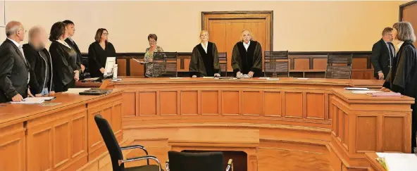  ?? RP-FOTO: GOTTFRIED EVERS ?? Vor der Verhandlun­g: In der Mitte Richter Jürgen Ruby, ganz links der Angeklagte (unkenntlic­h gemacht) mit seiner Verteidigu­ng, ganz rechts die Vertretung der Staatsanwa­ltschaft.