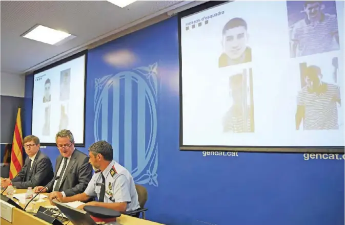  ?? — AFP ?? BARCELONA: Interior Minister for the Catalan government Joaquim Forn (C) speaks past Josep Lluis Trapero, chief of the Catalan regional police “Mossos D’Esquadra” (R) and Justice Minister of the Catalan Government Carles Mundo during a press conference.