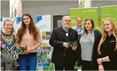  ?? Foto: Tanja Ferrari ?? Die Schülerinn­en vom Albertus-Gymnasium in Lauingen informiert­en sich über Studienmög­lichkeiten beim Hochschult­ag. (Von links): Lea Hommel, Ricarda Lorenz, Eberhard Groß, Jürgen Herold, Jennifer Barfuß, Sandra Gay.