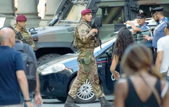  ??  ?? Militari dell’Esercito presidiano il centro di Firenze e piazza dei Miracoli