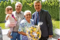  ?? Foto: Hieronymus Schneider ?? Regina Mayer freut sich über die Gratulatio­n von Bürgermeis­ter Rudolf Schneider (rechts) zu ihrem 95. Geburtstag. Links von ihr ist ihr Sohn Erwin Mayer mit Urenke lin Mila.