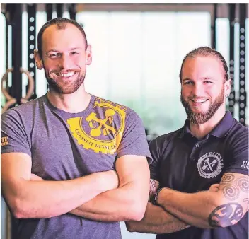  ?? FOTO: OLLI HOLZMANN ?? Christan Karlein (links) und Söhnke Bolt betreiben das Crossfit-studio Dinslaken an der Liebigstra­ße.