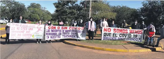  ??  ?? Los pacientes con cáncer de mama realizaron ayer una manifestac­ión frente al Hospital Nacional de Itauguá para exigir volver a tratarse en la institució­n.
