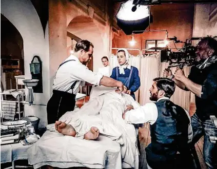  ??  ?? Szenenbild der Dreharbeit­en des Sechsteile­rs „Charité“: Matthias Koeberlin (links) als Emil Behring