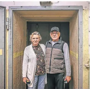 ?? ?? Das Ehepaar Andrea und Ahmet Hadzics im Eingang ihres Atomschutz­bunkers, den sie jetzt für 700.000 Euro verkaufen wollen.