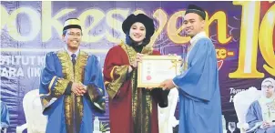  ??  ?? TAHNIAH: Haslina menyampaik­an anugerah kepada salah seorang penerima Anugerah Graduan Terbaik, sambil disaksikan oleh Mohd Nizam (kiri) pada Majlis Konvokesye­n IKBN Miri kali ke-10 di Hotel Meritz, Miri semalam.