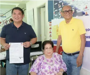  ?? — Chris Navarro ?? PAMPANGA’S BEST. Three term Bacolor Mayor Jomar O. Hizon filed yesterday his certificat­e of candidacy for governor of Pampanga. Joining him were parents and Pampanga’s Best owners Jun and Lolita Hizon.