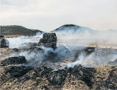  ?? Jordi Borràs / ACN ?? Bales de palla cremades dijous al foc forestal d’Artés