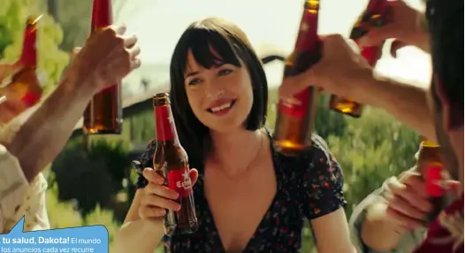  ??  ?? ¡A tu salud, Dakota! El mundo de los anuncios cada vez recurre más al talento y la popularida­d de la gente del cine. Un ejemplo es este corto, dirigido por Amenábar y protagoniz­ado por Dakota Johnson.