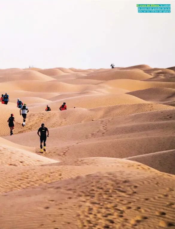  ??  ?? El cruce del Bibane, la cadena de dunas más grandes de la región, en los 100 km del sahara.