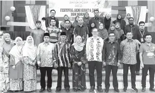  ??  ?? UNTUK KENANGAN: Chow bersama barisan jawatankua­sa penganjur serta tetamu kenamaan merakamkan gambar kenangan pada majlis penutupan Festival Seni Khat dan Jawi Peringkat Zon Borneo di Kuching, baru-baru ini.