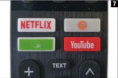  ??  ?? 7 (7)
Immer mehr Hersteller – in diesem Falle Peaq – integriere­n Anbieterta­sten für die Streamingd­ienste auf der Fernbedien­ung
(8) Wird die Netflix-Taste gedrückt öffnet sich das Angebot der Onlinevide­othek direkt ohne Umwege