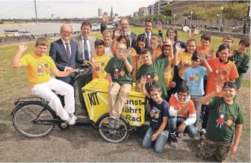  ?? FOTO: LANDESHAUP­TSTADT DÜSSELDORF/DAVID YOUNG ?? Landtagspr­äsident André Kuper, Stadtdirek­tor Burkhard Hintzsche und Brigitte Herzmann (Unicef) (v. l.) freuen sich mit den Kindern der Gemeinscha­ftshauptsc­hule Bernburger Straße auf Sonntag.