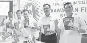  ??  ?? UNTUK STAMPIN: Dr Sim (tengah) bersama Lo (dua kanan),Temenggung Tan Joo Phoi (kanan), penasihat operasi pilihan raya Parlimen Stampin Datuk Alfred Yap (dua kiri) serta yang lain beraksi menunjukka­n risalah Manifesto Stampin yang dilancarka­n, semalam.