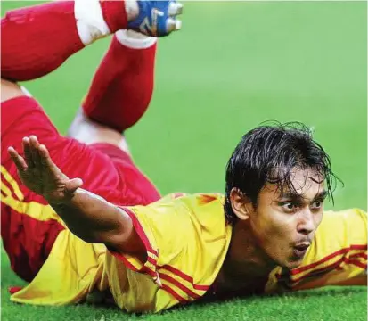  ??  ?? Great timing: Selangor captain Mohd Amri Yahyah joins the illustriou­s 100-goal club after scoring with a header in the 81st minute against Shahzan Muda in the FA Cup on Saturday.