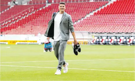  ?? FOTO: TOM WELLER/DPA ?? Es ist vollbracht: Bundesliga-Aufsteiger Mario Gomez wandert nach seinem Finale noch einmal durch das Stadion, in dem er groß wurde.