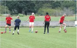  ??  ?? Borg-jentene hadde sin siste trening på Borgbanen i går under kyndig ledelse av Knut Helge Hagen.