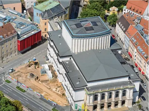  ??  ?? Das Theater wird in den kommenden Jahren saniert. Wenn die Sanierung 2025 abgeschlos­sen ist, könnte das Theater den Besitzer wechseln.