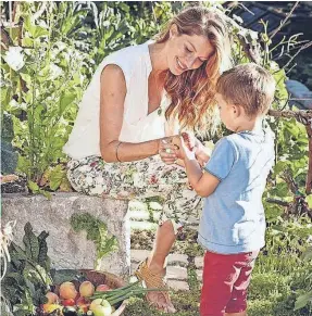  ?? GISELE BÜNDCHEN ?? Gisele Bündchen with her son, Benjamin Brady, in 2013.