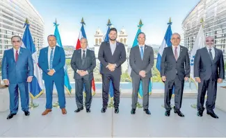  ?? F.E. ?? Valdez Albizu junto a otros gobernador­es de bancos centrales.
