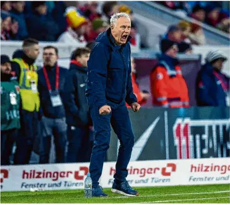  ?? Foto:tom Weller/dpa ?? Der Freiburger Trainer Christian Streich ist immer voll bei der Sache. Dann rutschen ihm manchmal Dinge raus, die ihm nicht rausrutsch­en sollten. Und deshalb pausiert Streich gegen den VFB.